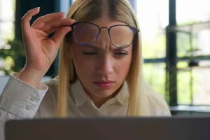 ليس وقت الشاشة وحده.. عامل خفي وراء قصر النظر