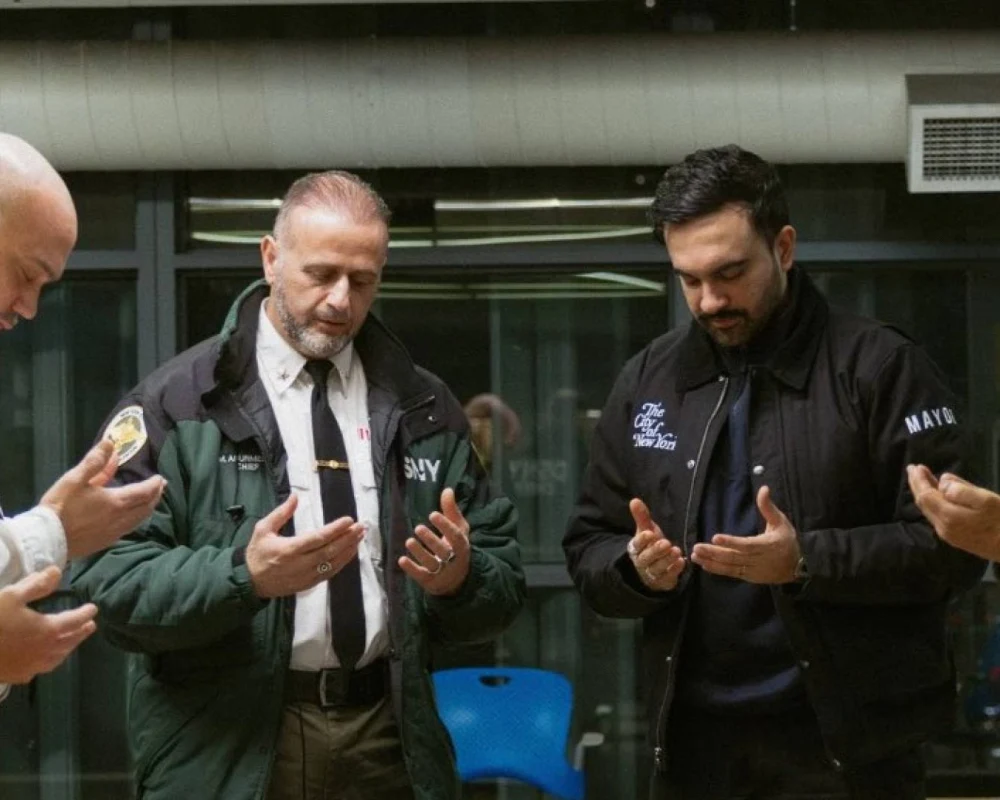 عمدة نيويورك زهران ممداني يشارك عمال النظافة وجبة السحور وسط عاصفة ثلجية تاريخية