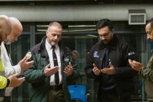 عمدة نيويورك زهران ممداني يشارك عمال النظافة وجبة السحور وسط عاصفة ثلجية تاريخية