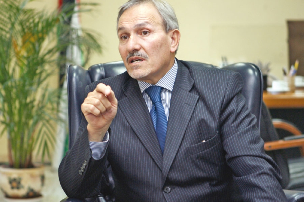 د بسام الساكت يكتب : ملِكٌ يَشُدُّ أحزِمَةَ العُقول