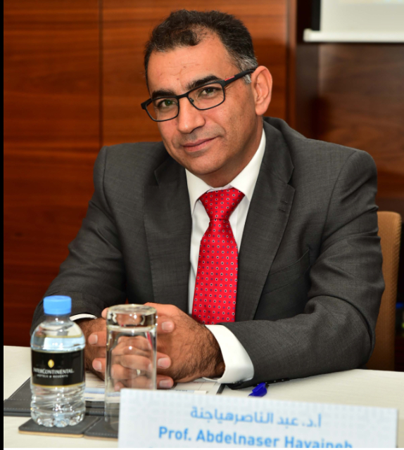 إشكالية النظرية والتطبيق: دراسة القانون مثالاً