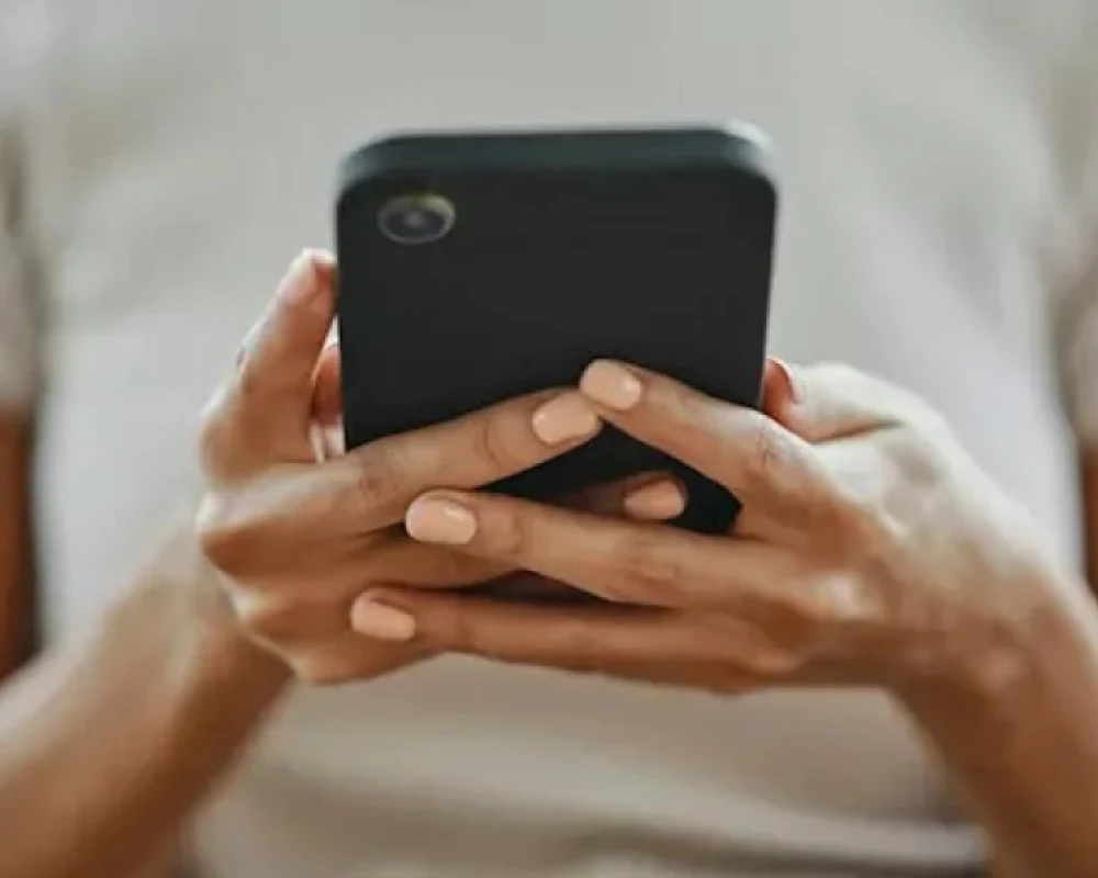 انتظروا وشاهدوا .. رسالة مجهولة على الهواتف تثير القلق في إيران