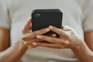 انتظروا وشاهدوا .. رسالة مجهولة على الهواتف تثير القلق في إيران