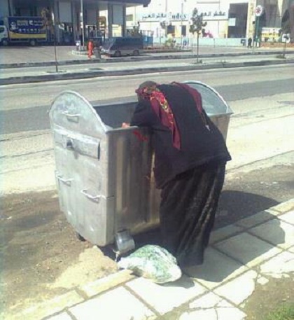 مشهد يختصر التناقضات الصارخة بالأردن.. حاويات الفقراء وبطر الأغنياء