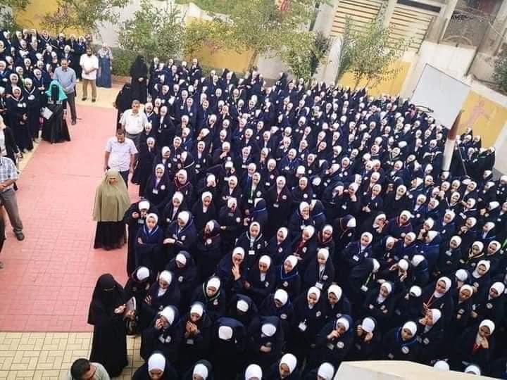 عمرو أديب منتقدا صورة لطالبات إعدادي مرتديات إسدال أسود  : من أنتم