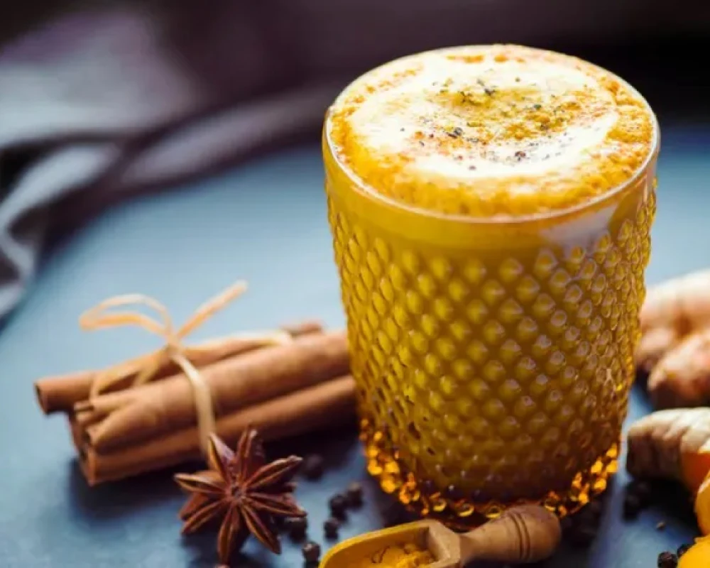 7 أسباب لتناول كوب من حليب الكركم قبل النوم