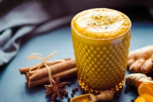 7 أسباب لتناول كوب من حليب الكركم قبل النوم