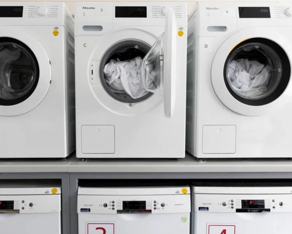 ملابسك في خطر.. تخلص فورا من هذا المنتج أثناء الغسيل