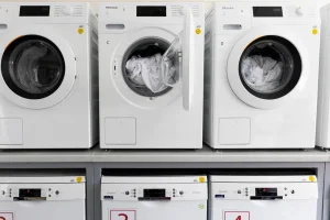 ملابسك في خطر.. تخلص فورا من هذا المنتج أثناء الغسيل