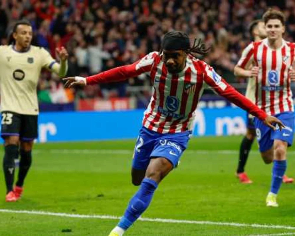 أتلتيكو يقسو على برشلونة برباعية في نصف نهائي الكأس