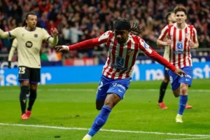 أتلتيكو يقسو على برشلونة برباعية في نصف نهائي الكأس