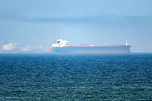 مسقط: إصابة 4 باستهداف ناقلة نفط قبالة سواحل عُمان