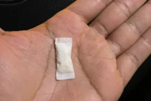 طبيب سعودي يحذر الشباب من السويكة : علبة واحدة تعادل 60 سيجارة