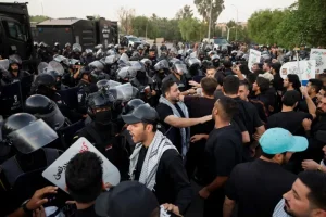 متظاهرون في بغداد يحاولون اقتحام المنطقة الخضراء