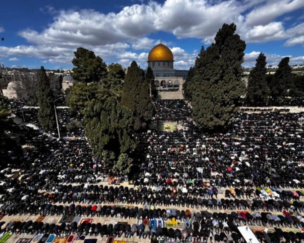 100 ألف مصل يؤدون الجمعة الثانية من رمضان في المسجد الأقصى رغم القيود المشددة