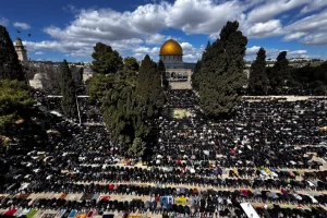 100 ألف مصل يؤدون الجمعة الثانية من رمضان في المسجد الأقصى رغم القيود المشددة