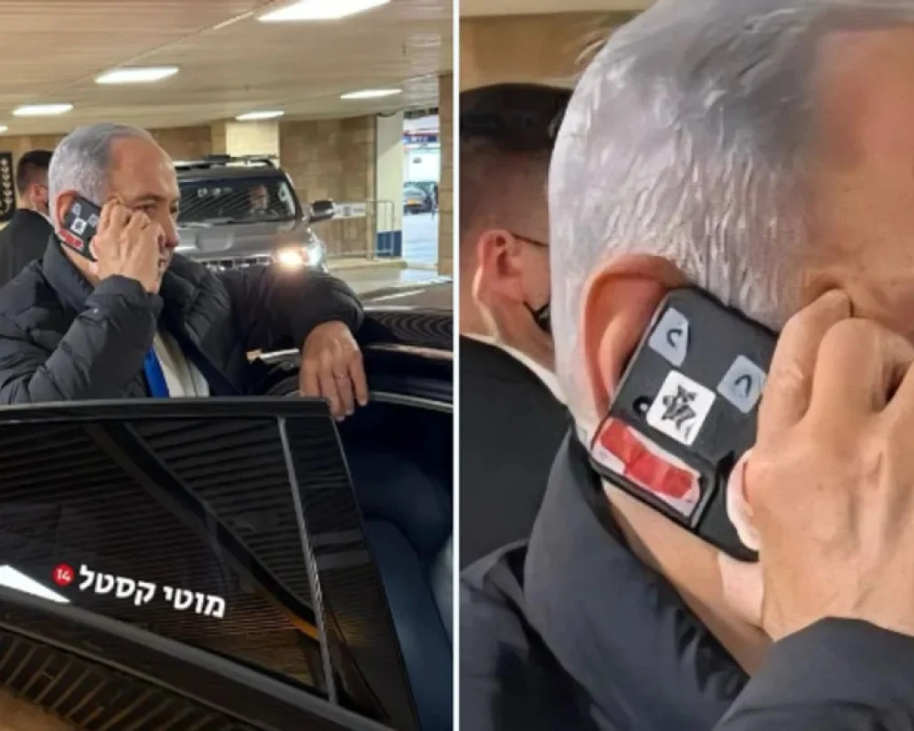 صورة لنتنياهو يغطي كاميرا هاتفه تشعل مواقع التواصل الاجتماعي