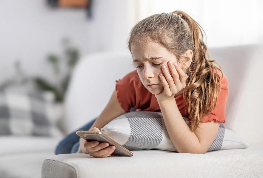 فرنسا تحمي أطفالها.. وسائل التواصل حرام على من هم دون 15 عاما