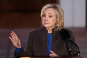 كلينتون تقدم إفادتها حول فضحية إبستين وتطالب باستدعاء ترامب