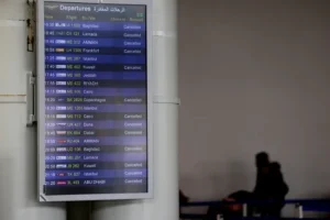 حرب إيران تشل حركة طيران الشرق الأوسط