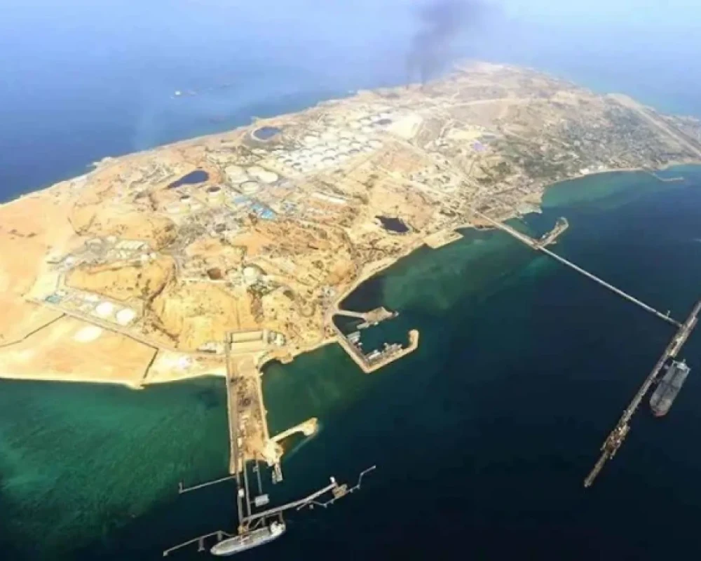 إدارة ترامب بحثت الاستيلاء على خرج .. شريان النفط الإيراني