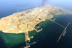 إدارة ترامب بحثت الاستيلاء على خرج .. شريان النفط الإيراني