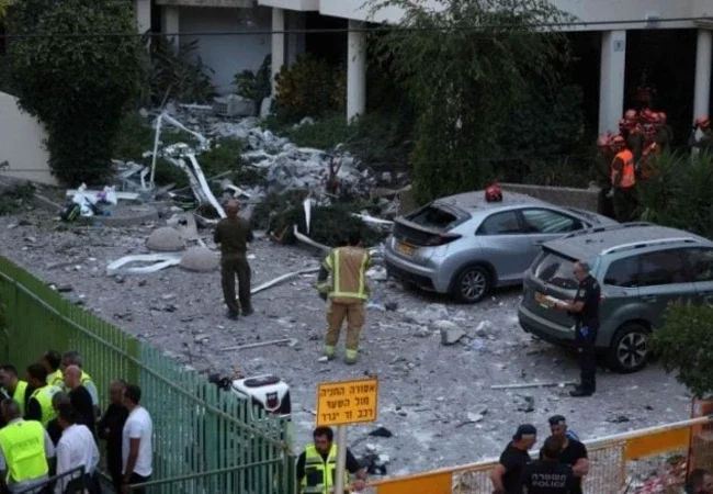 إصابة 6 إسرائيليين جراء سقوط شظايا صواريخ في وسط إسرائيل