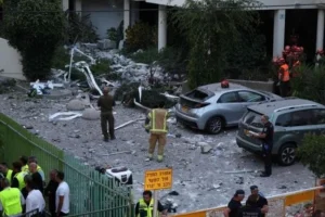 إصابة 6 إسرائيليين جراء سقوط شظايا صواريخ في وسط إسرائيل