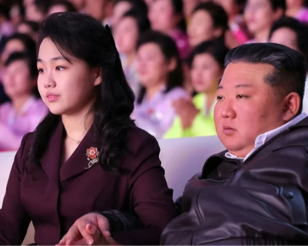 لحظة عائلية.. كيم جونغ-أون يرافق زوجته وابنته لحفل موسيقي