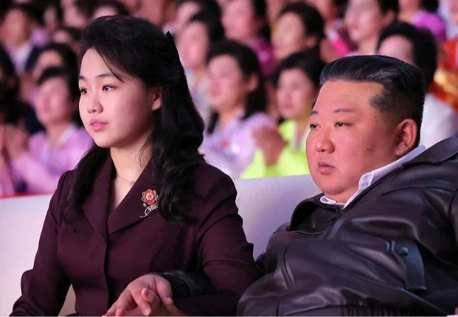 لحظة عائلية.. كيم جونغ-أون يرافق زوجته وابنته لحفل موسيقي