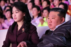 لحظة عائلية.. كيم جونغ-أون يرافق زوجته وابنته لحفل موسيقي