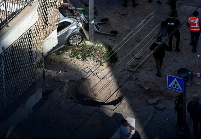 مقتل شخصين إثر سقوط صاروخ عنقودي في تل أبيب