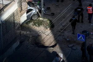 مقتل شخصين إثر سقوط صاروخ عنقودي في تل أبيب