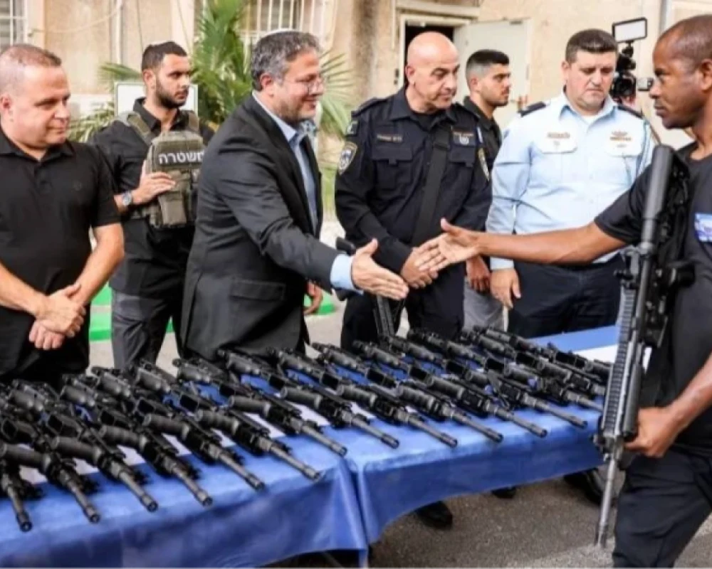 بن غفير يسمح لـ 300 ألف إسرائيلي في القدس بطلب رخص سلاح