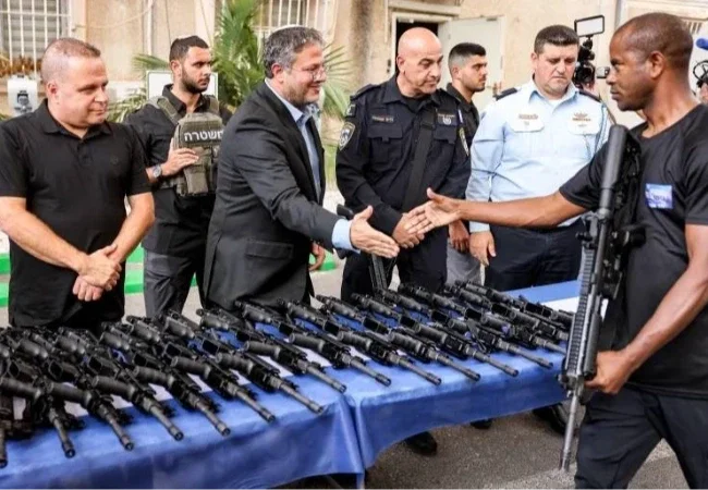 بن غفير يسمح لـ 300 ألف إسرائيلي في القدس بطلب رخص سلاح