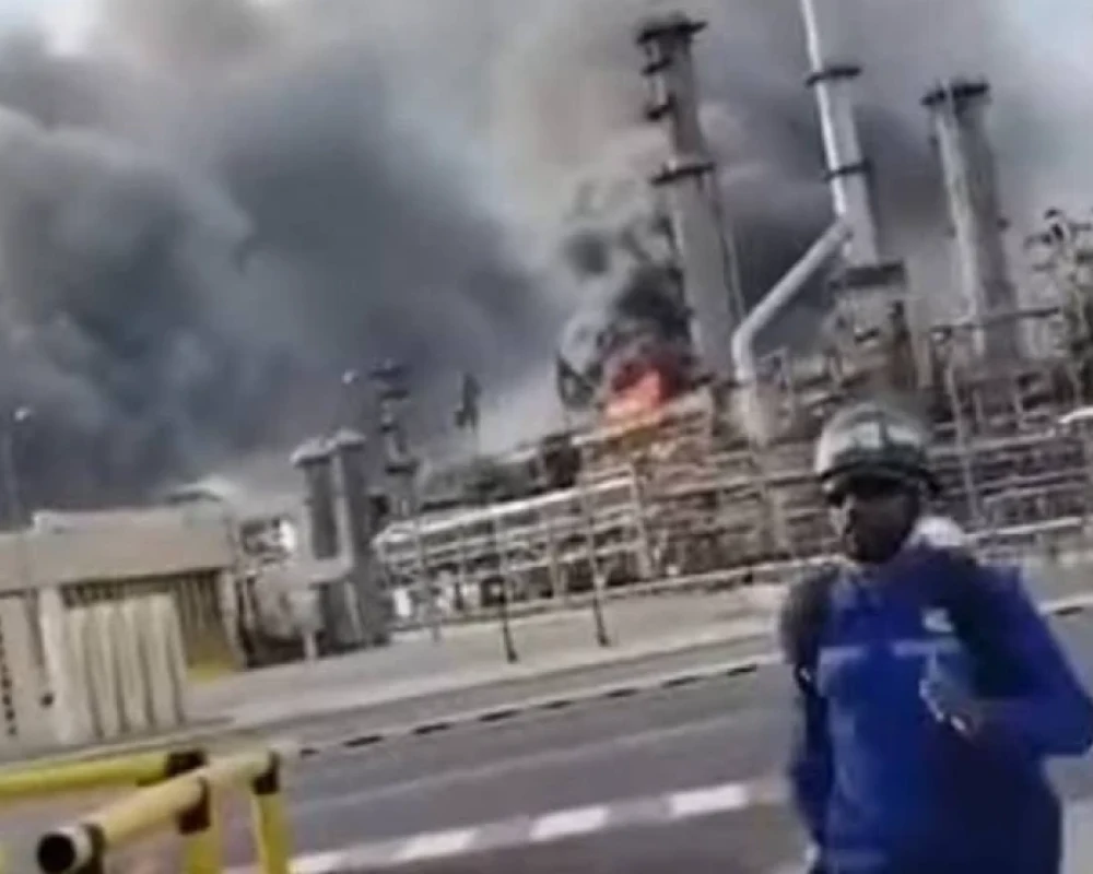 حريق في منشأة بمجمع الرويس الصناعي بأبو ظبي