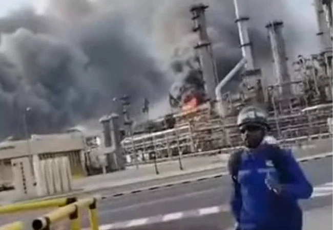 حريق في منشأة بمجمع الرويس الصناعي بأبو ظبي