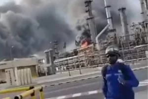 حريق في منشأة بمجمع الرويس الصناعي بأبو ظبي