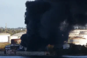 المطر الأسود بعد 35 عاما .. هل يعيد متلازمة حرب الخليج للمنطقة؟