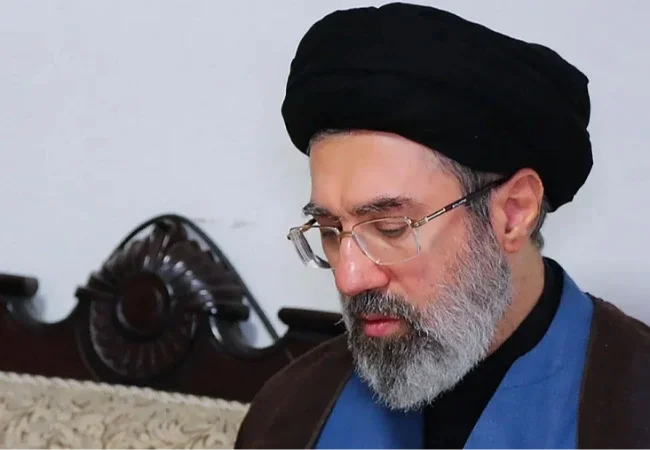 جدل إصابة مجتبى خامنئي.. معلومة كشفها نجل بزشكيان