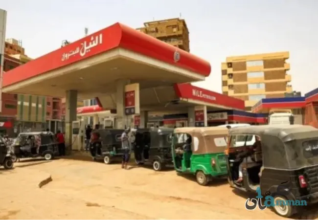 الوقود يرهق السودانيين مجددا.. عودة الطوابير والسوق السوداء