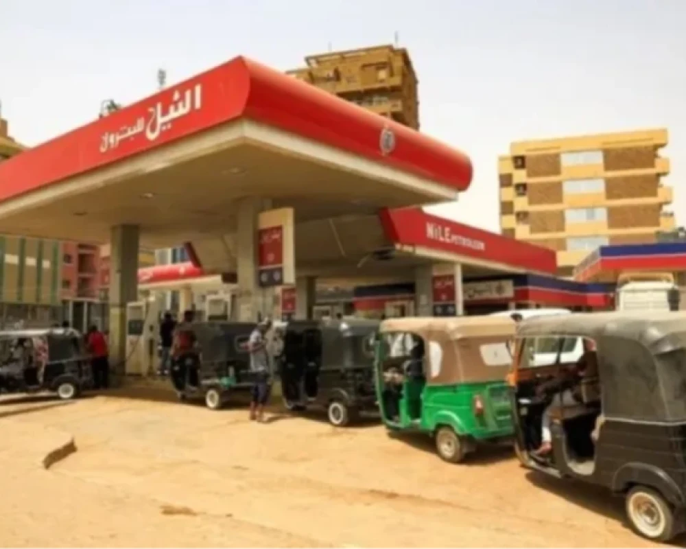 الوقود يرهق السودانيين مجددا.. عودة الطوابير والسوق السوداء