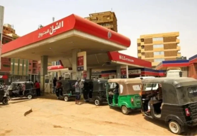 الوقود يرهق السودانيين مجددا.. عودة الطوابير والسوق السوداء
