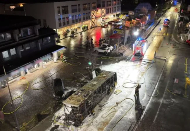 مقتل 6 في حريق بحافلة سويسرية بعد إضرام أحد الركاب النار في نفسه