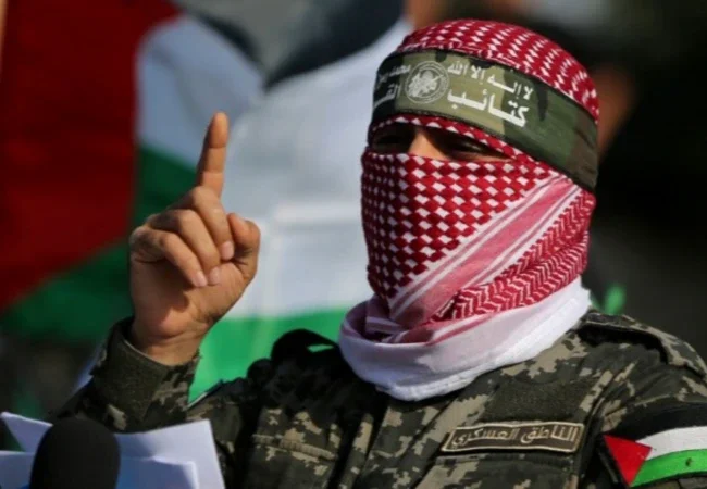 بلا لثام.. القسام تنشر لأول مرة فيديو نادرا لحذيفة الكحلوت "أبو عبيدة"