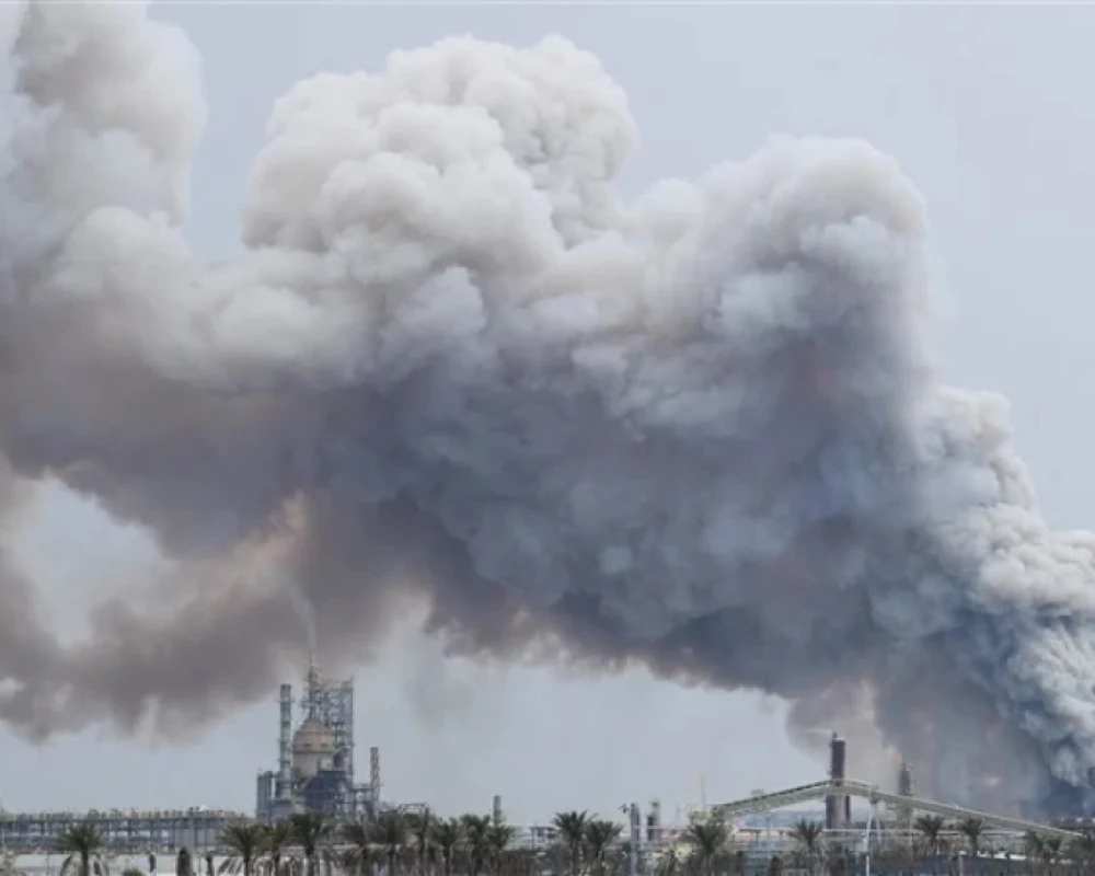 إيران تقصف خزانات وقود داخل إحدى المنشآت في البحرين