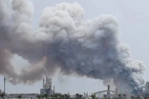 إيران تقصف خزانات وقود داخل إحدى المنشآت في البحرين