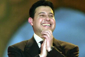 أسرة هاني شاكر تدرس نقله إلى باريس للعلاج لصعوبة حالته