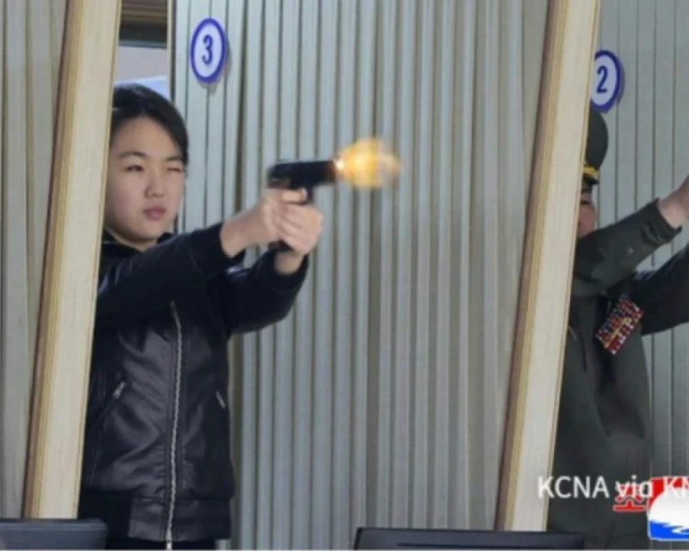 صور جديدة لابنة كيم المراهقة.. تطلق النار من مسدس