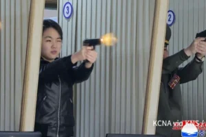 صور جديدة لابنة كيم المراهقة.. تطلق النار من مسدس